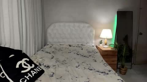 angelicsmileee online show from November 28, 8:48 am