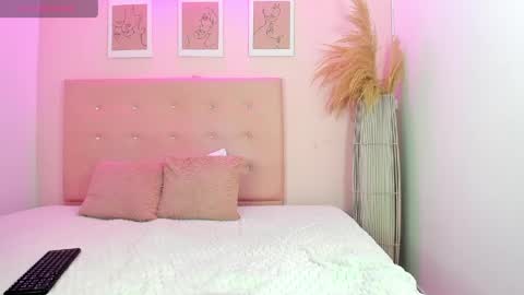 annie_dolce_ online show from June 3, 12:17 pm
