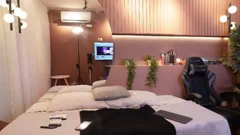 Ariaa online show from September 23, 6:58 pm