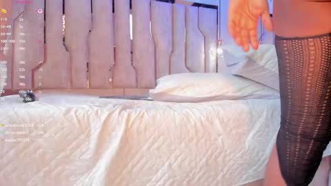 ariana_grande233 online show from June 1, 6:20 pm