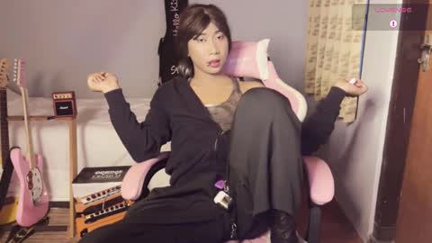 Snapshot of asianfemboycd chatting on February 21, 10:50 am Emi online show from February 21, 10:50 am