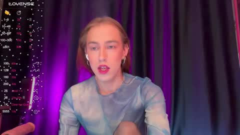 avril_pearly_ online show from December 15, 12:00 pm