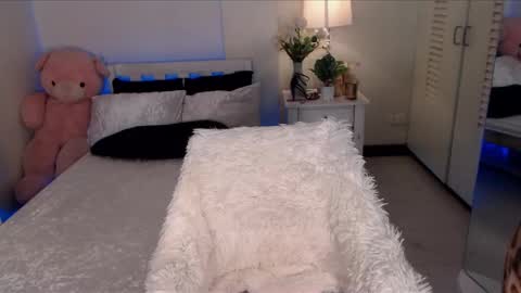 Snapshot of bellaswildcummer chatting on January 5, 6:35 am BELLA JONES online show from January 5, 6:35 am
