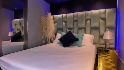 candyluxury_ online show from February 11, 7:05 pm