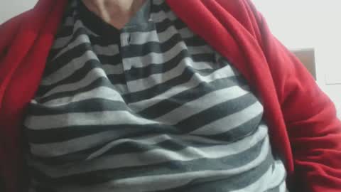 Snapshot of capitanfuturo44 chatting on December 5, 7:43 am Cinzia ex regina online show from December 5, 7:43 am