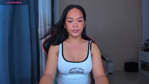Snapshot of caroline_east chatting on October 16, 4:51 pm caroline_east online show from October 16, 4:51 pm