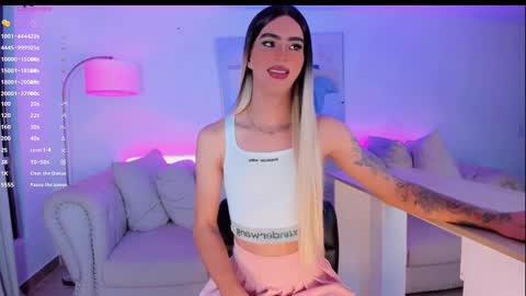 CLOE REMINTON online show from January 18, 7:04 am