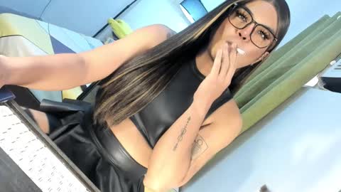 Snapshot of domina_angela chatting on September 26, 4:42 am ANGELA online show from September 26, 4:42 am