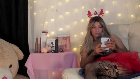 Snapshot of dorian_lev chatting on December 23, 4:28 pm Nicolle online show from December 23, 4:28 pm