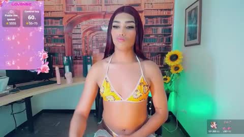 Snapshot of emeli_roushot chatting on October 13, 11:11 am Emeli online show from October 13, 11:11 am