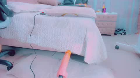 EmillySaenz online show from July 9, 12:20 pm
