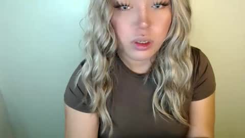 Snapshot of emmawatsoons chatting on September 26, 4:09 am YourDreamGirl Emma online show from September 26, 4:09 am