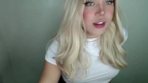 Snapshot of emmawatsoons chatting on October 14, 11:55 am YourDreamGirl Emma online show from October 14, 11:55 am