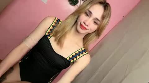 Snapshot of familystroke_twinny8 chatting on December 22, 4:50 am Alexandra x Alexandro online show from December 22, 4:50 am