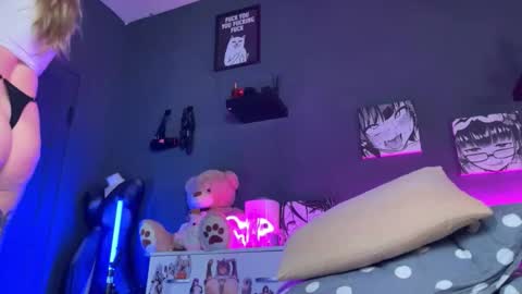 Snapshot of femboy_waifu chatting on October 13, 7:03 pm Annie with dick and Betty girl online show from October 13, 7:03 pm