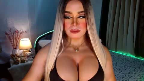 Snapshot of freya_lovestocum chatting on October 23, 7:07 pm Miss Frea online show from October 23, 7:07 pm