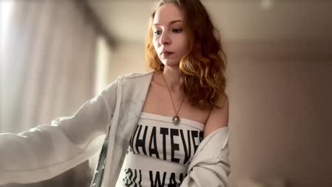 Snapshot of geneviveseay chatting on October 1, 11:11 am Emmi online show from October 1, 11:11 am