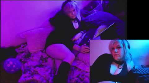 girldell online show from January 15, 10:25 am