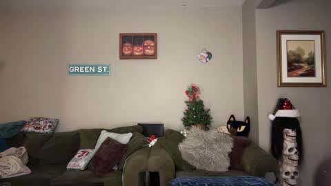 Snapshot of greenxxxqueen chatting on December 21, 4:19 am SexQueen Nikki online show from December 21, 4:19 am