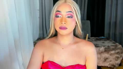 Snapshot of gwenngoddess chatting on October 15, 2:39 pm Call me Miss Gwen online show from October 15, 2:39 pm