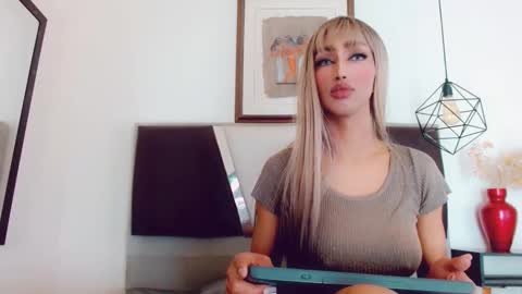 Hilary Avilan online show from December 9, 8:01 pm