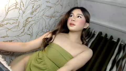 Snapshot of honey_swellens chatting on January 6, 1:52 pm honey_swellens online show from January 6, 1:52 pm
