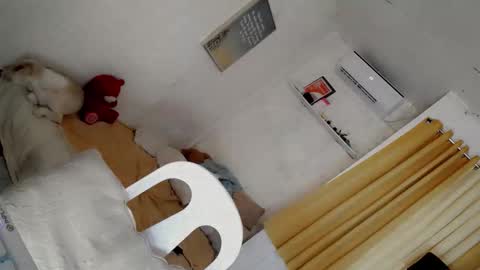 its me CLAUDIA online show from November 11, 6:15 am