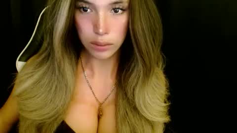 Queen Gwen online show from November 17, 4:45 am