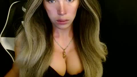 Queen Gwen online show from November 19, 2:11 am