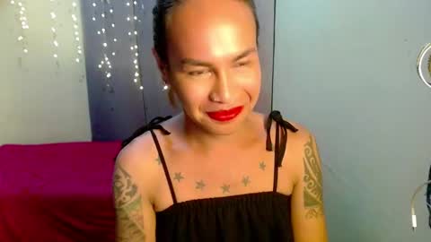 Snapshot of indaypakay_ts chatting on December 22, 7:44 am Pakay online show from December 22, 7:44 am