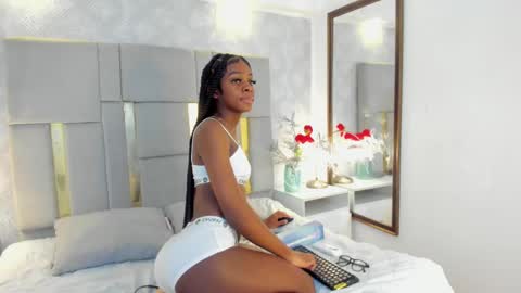 Snapshot of isisbrown_ chatting on October 15, 2:44 am ISIS online show from October 15, 2:44 am