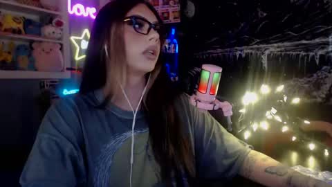 Snapshot of itsnickibabyy chatting on January 17, 6:25 pm Nicki Foxx online show from January 17, 6:25 pm