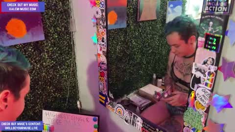Snapshot of iwillbeyourmuse chatting on September 18, 11:21 pm Muse hethey online show from September 18, 11:21 pm