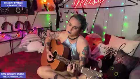 Snapshot of iwillbeyourmuse chatting on October 8, 12:23 am Muse hethey online show from October 8, 12:23 am