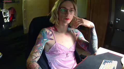 Snapshot of juleea_doll chatting on March 4, 4:52 pm Julia online show from March 4, 4:52 pm