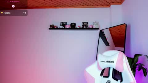 Kali Ka Please help me with your thumbs up its important   dont forget my birthday on October 26 online show from February 26, 8:47 pm