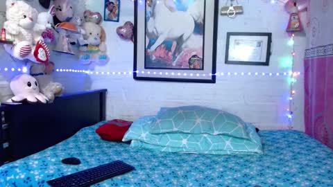 krisstal703358 online show from December 3, 6:17 am