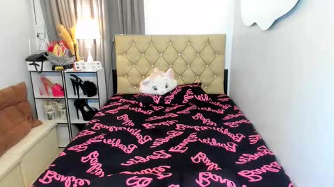 Snapshot of lady_moriseth chatting on January 16, 8:33 am lady_moriseth online show from January 16, 8:33 am