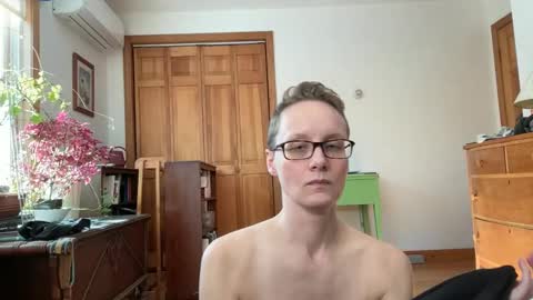 Lee online show from February 18, 3:43 pm