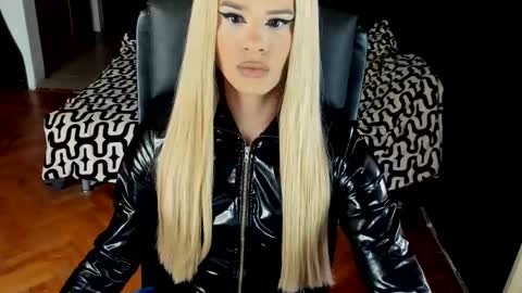 Snapshot of lexxymiss chatting on September 27, 7:39 am eva lexy you may call me Miss online show from September 27, 7:39 am