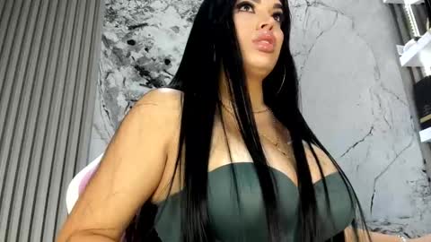 Doll Queen online show from December 18, 5:40 pm