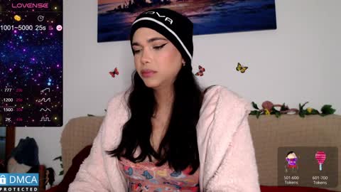 Snapshot of luara_ chatting on December 19, 2:02 pm luara_ online show from December 19, 2:02 pm
