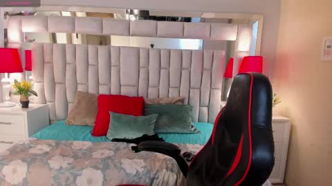 mariiahneedles online show from October 8, 1:07 am