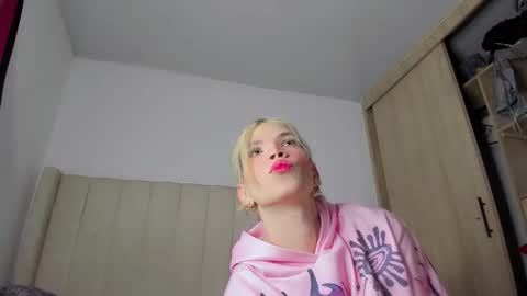 Snapshot of melo_twink chatting on October 18, 8:40 am Melody online show from October 18, 8:40 am