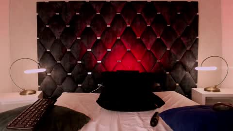 Mia Valentine online show from December 9, 9:05 pm