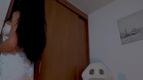 Mia online show from October 3, 2:06 pm