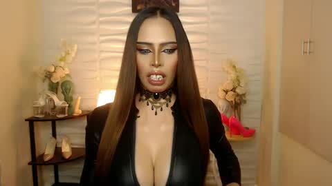Snapshot of mikeyalawi03 chatting on December 6, 9:51 pm Mistress MikeyAlawi online show from December 6, 9:51 pm