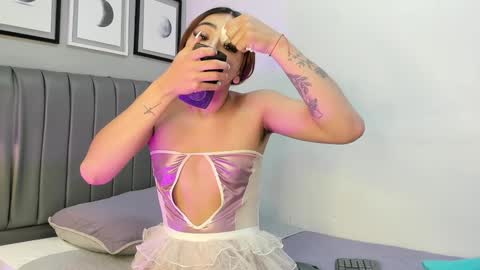 Snapshot of miss__ivy chatting on January 21, 12:02 pm   online show from January 21, 12:02 pm