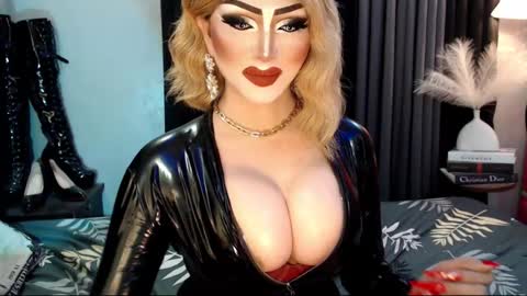 Snapshot of misschannel4sub chatting on September 17, 9:42 pm PRIESTESS CHANNEL online show from September 17, 9:42 pm