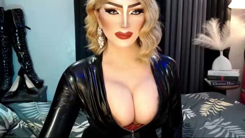 Snapshot of misschannel4sub chatting on September 24, 10:27 pm PRIESTESS CHANNEL online show from September 24, 10:27 pm